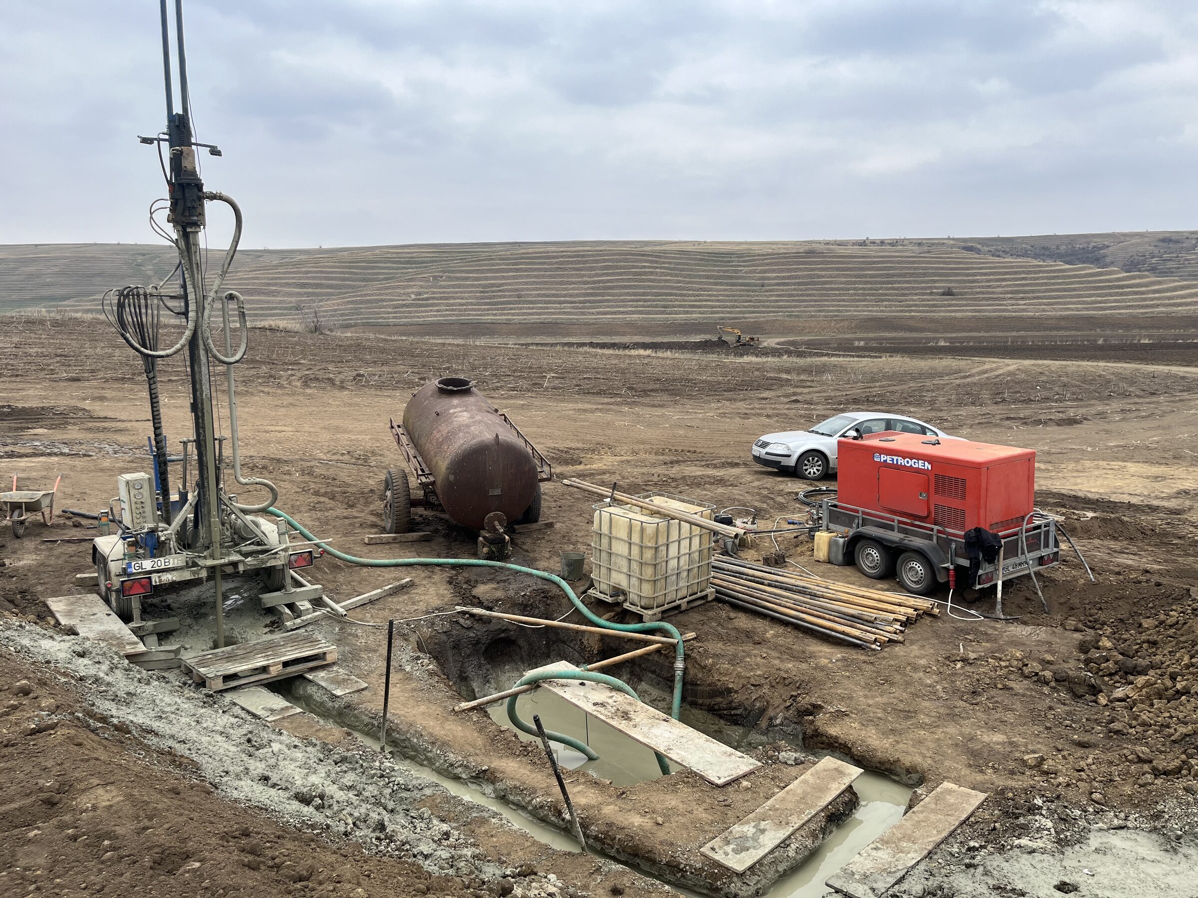 Utilaj de foraj Butura Drillings în lucru pe teren deschis
