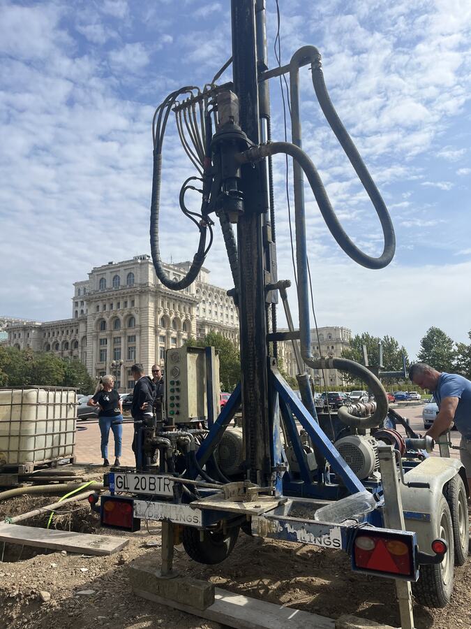 Foraj pentru uz industrial la Palatul Parlamentului — București · 90 m